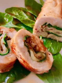 Una foto de Pollo relleno de espinaca y mostaza con salsa reducción de ajo y miel