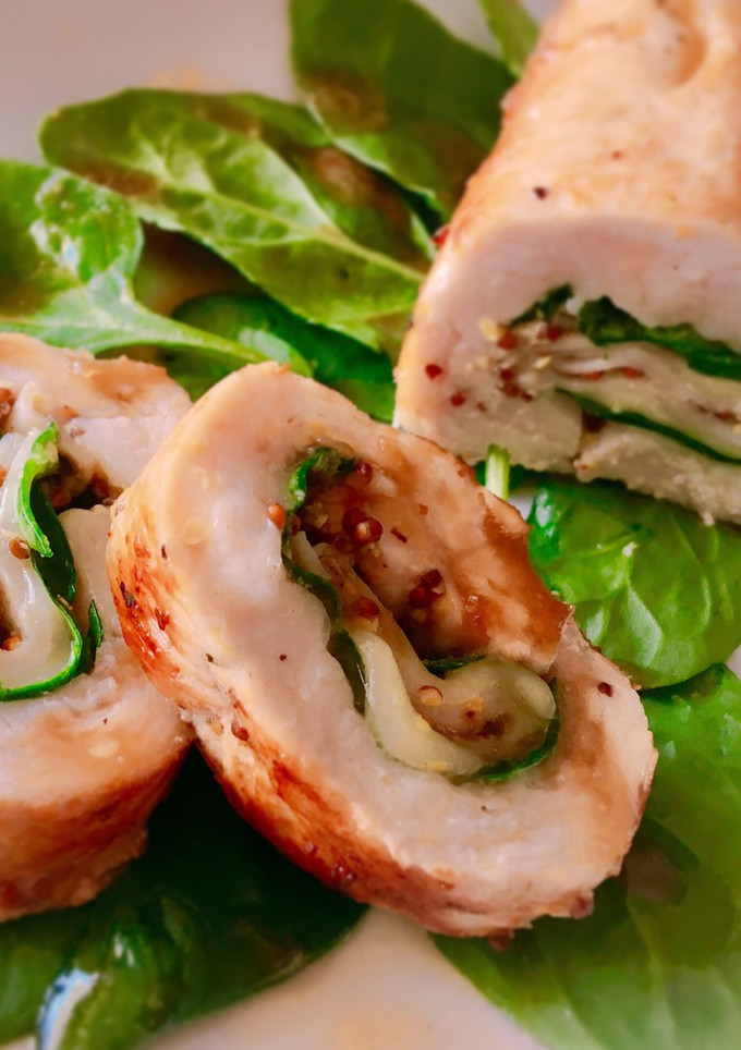 Una foto de Pollo relleno de espinaca y mostaza con salsa reducción de ajo y miel