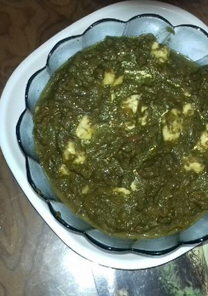 A picture of Palak paneer.