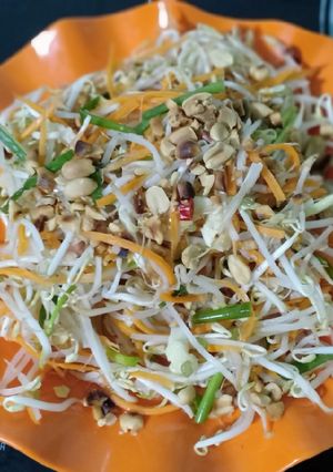 Hình của món Nộm rau giá.