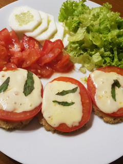 Una foto de Milanesas de Mijo Caprese