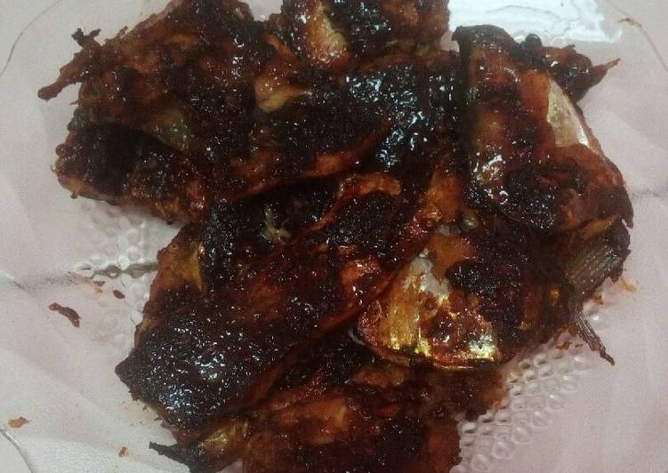 Bagaimana Menyiapkan Ikan bakar kecap yang Enak