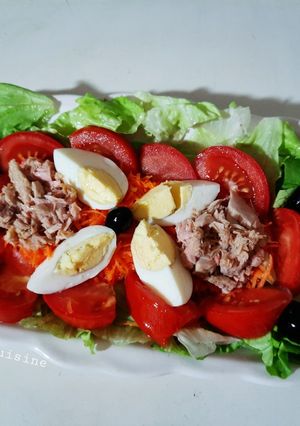 Une photo de Salade de crudités oeuf dur thon🥗