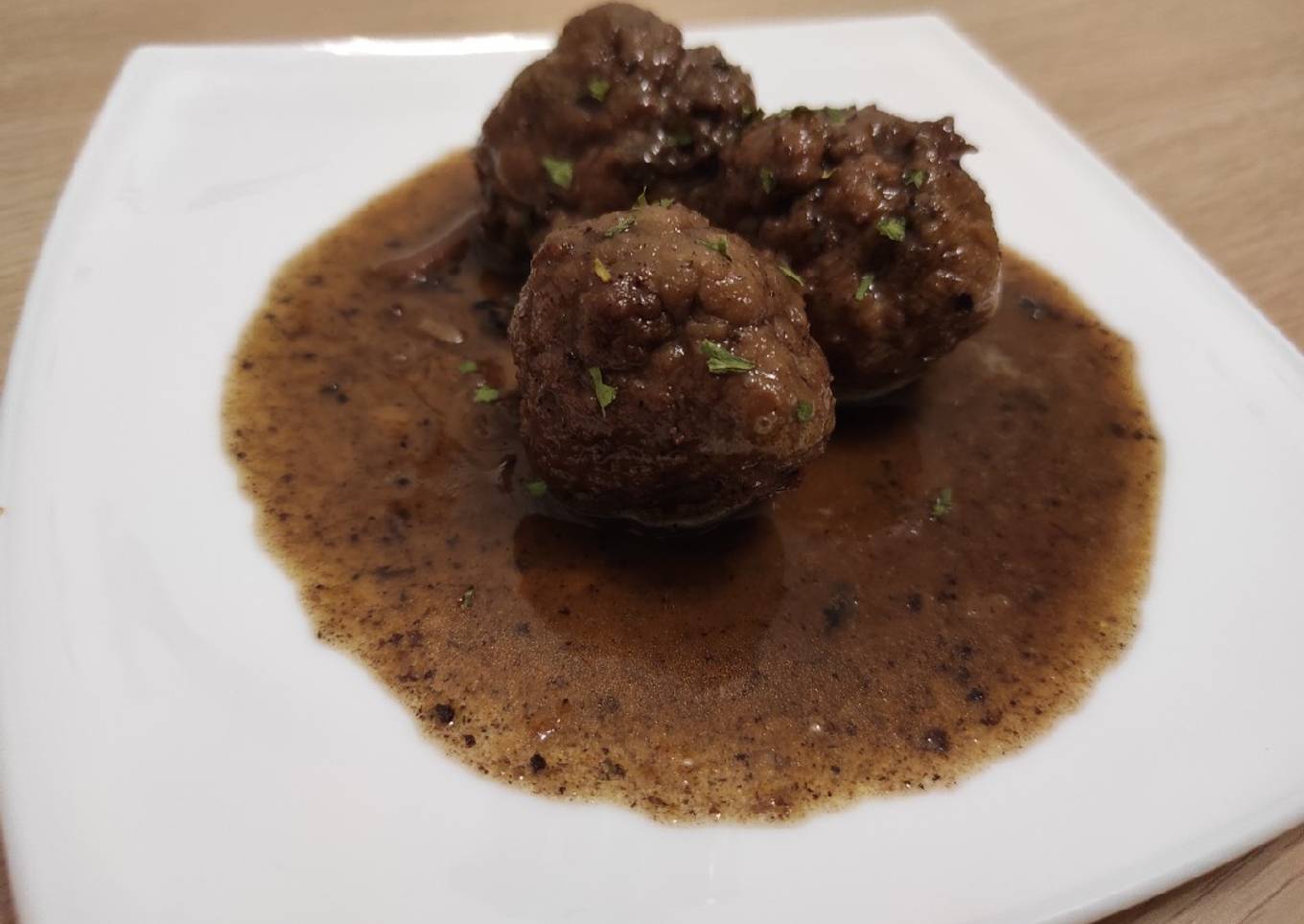 Albóndigas en salsa de vino tinto