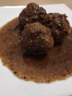 Una foto de Albóndigas en salsa de vino tinto