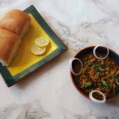 A picture of Chicken Keema Pav.