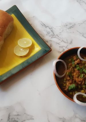 A picture of Chicken Keema Pav.