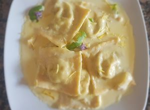Una foto de "Súper raviolones" con relleno de langostinos #recetariocamino