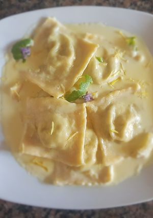 Una foto de "Súper raviolones" con relleno de langostinos #recetariocamino