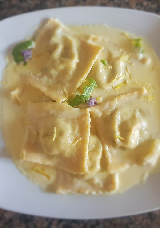 Una foto de "Súper raviolones" con relleno de langostinos #recetariocamino