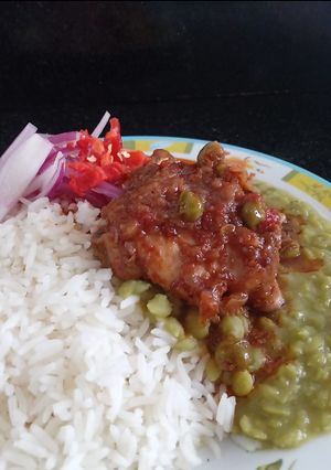 Una foto de Pollo al vino con arverjita verde
