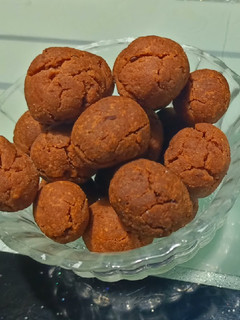 கோதுமை மாவு இனிப்பு சீடை(wheat sweet seedai recipe in tamil) செய்முறை முக்கிய புகைப்படம்