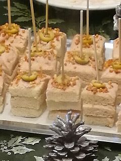 Una foto de Montaditos de mousse de atún y anchoa