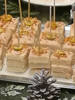 Una foto de Montaditos de mousse de atún y anchoa