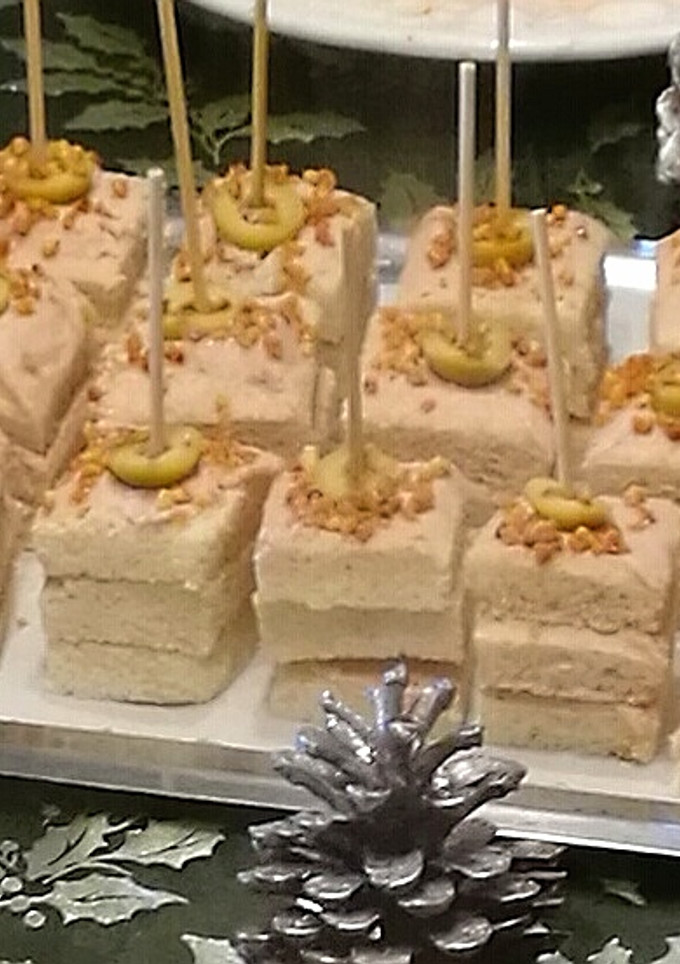Una foto de Montaditos de mousse de atún y anchoa