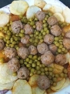 صورة لوصفة طاجين الجلبانة مع كريات اللحم المفروم