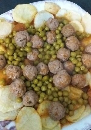 صورة لوصفة طاجين الجلبانة مع كريات اللحم المفروم