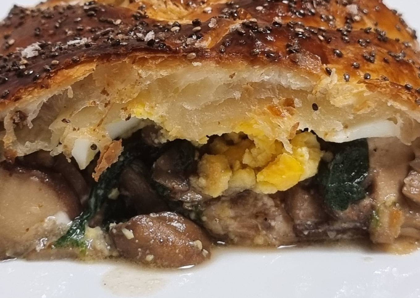 Trenza de champiñones, espinacas, huevo duro y salmón ahumado