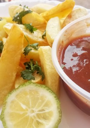 A picture of Potato wedges with tamarind chutney.