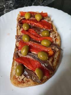 Una foto de Rebanada de atún y anchoas
