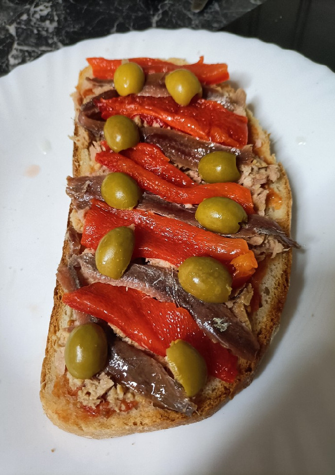 Una foto de Rebanada de atún y anchoas