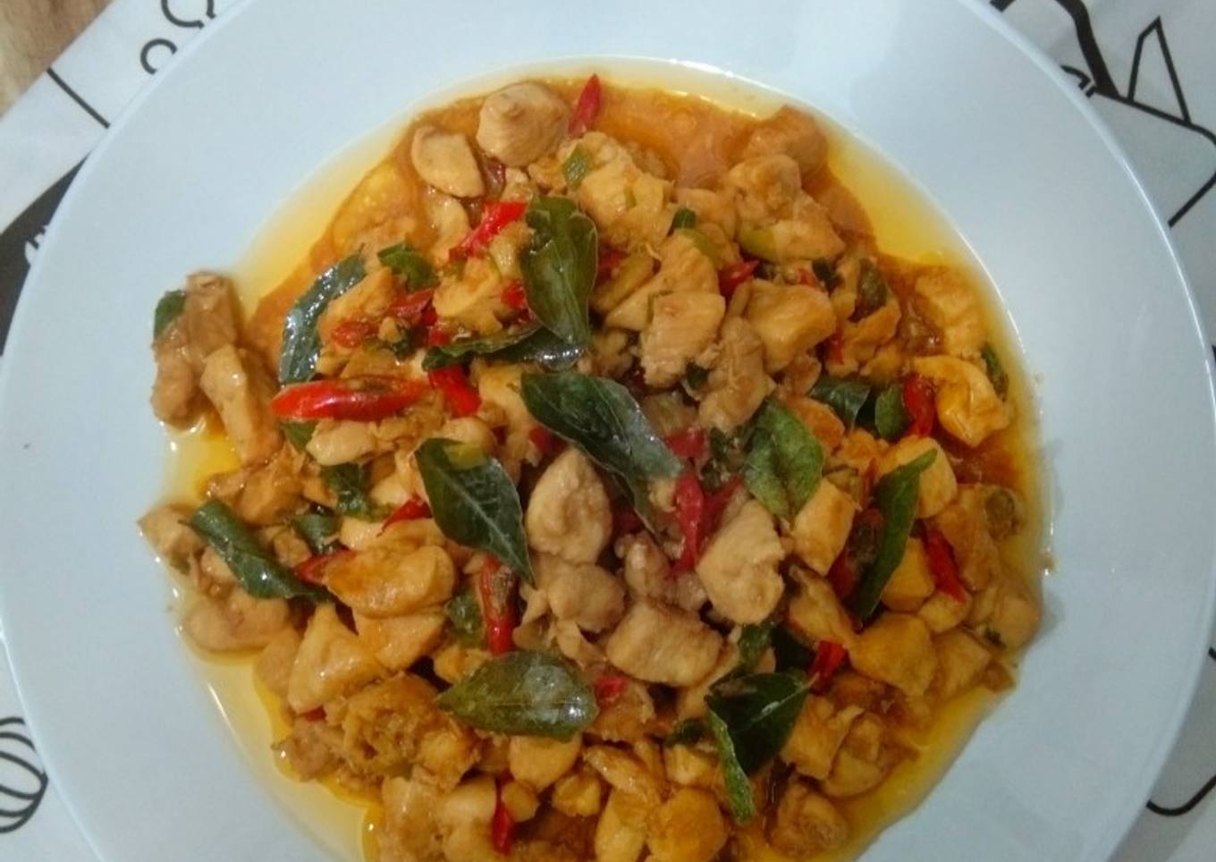 Pad kra pao daun kari (ayam Thailand)