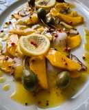 Ensalada de pulpo y mango con pimienta rosa y alcaparrones