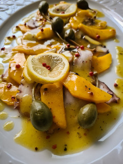 Una foto de Ensalada de pulpo y mango con pimienta rosa y alcaparrones
