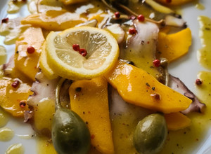 Una foto de Ensalada de pulpo y mango con pimienta rosa y alcaparrones