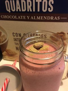 Una foto de Batido Frutilla y plátano 🍌🍓