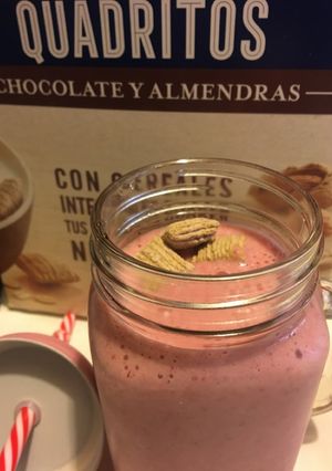 Una foto de Batido Frutilla y plátano 🍌🍓