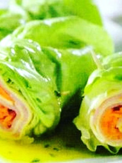 Una foto de Rolls de lechuga y jamón
