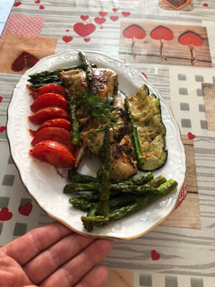 Una foto de Conejo a la plancha con verduras