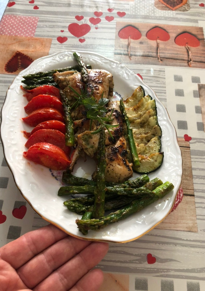 Una foto de Conejo a la plancha con verduras