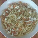 Espaguetis con queso fresco, tomate y albahaca