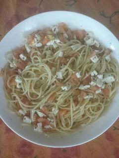 Una foto de Espaguetis con queso fresco, tomate y albahaca