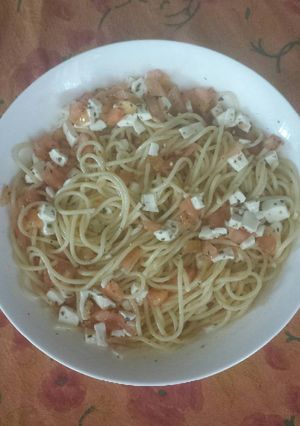 Una foto de Espaguetis con queso fresco, tomate y albahaca