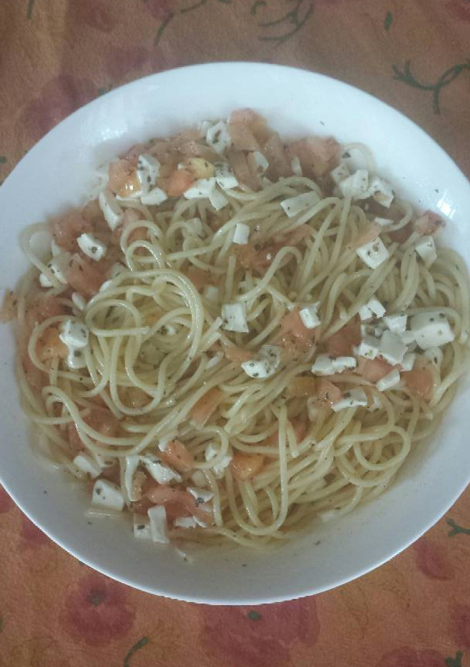 Una foto de Espaguetis con queso fresco, tomate y albahaca
