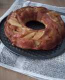 Torta pequeña e invertida de manzana