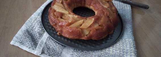 Torta pequeña e invertida de manzana