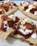 Tlacoyos rellenos de frijoles con chorizo