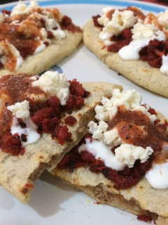 Una foto de Tlacoyos rellenos de frijoles con chorizo