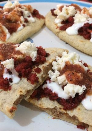 Una foto de Tlacoyos rellenos de frijoles con chorizo