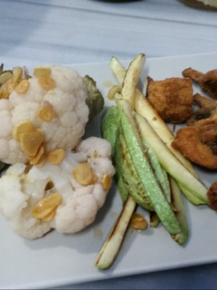 Una foto de Cena vegetariana con: brócoli, coliflor, calabacín, ajos y champiñones