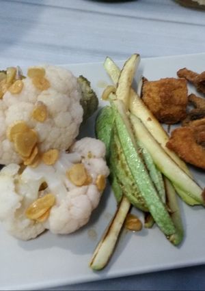 Foto principal de Cena vegetariana con: brócoli, coliflor, calabacín, ajos y champiñones