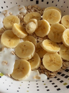 Una foto de Desayuno con avena y 🍌
