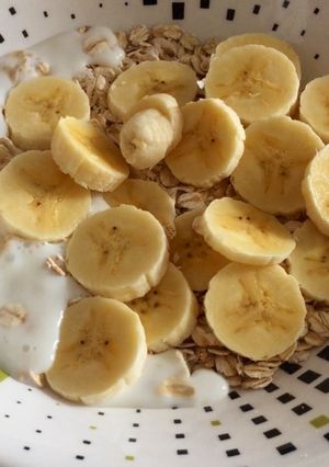 Una foto de Desayuno con avena y 🍌