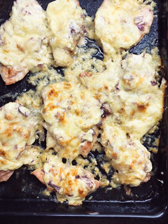 Lilahagymás-mozzarellás csirkemell recept fotója