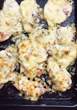 Lilahagymás-mozzarellás csirkemell recept fotója