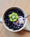Smoothie bowl de yogur griego con corazón de mantequilla de maní 🥜 🥣